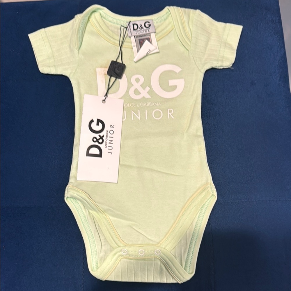 D&G Light Green Baby Bodysuit Unisex has a damage easy to take out